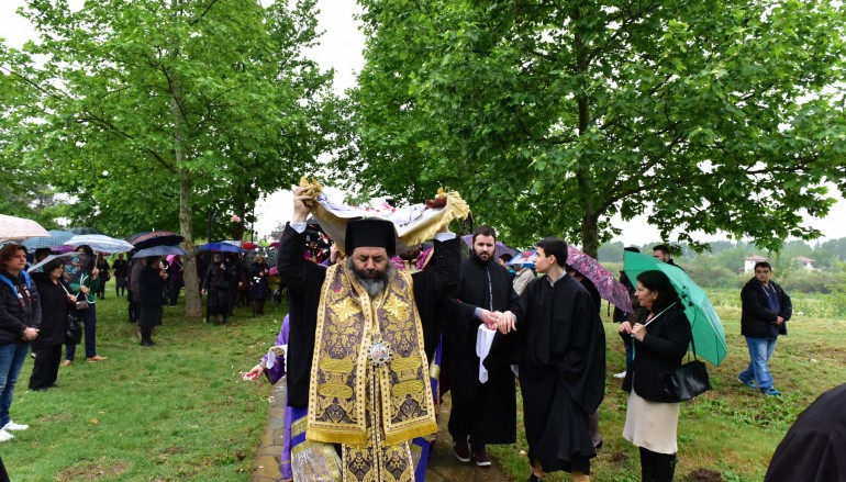 Η Ακολουθία του Επιταφίου στο κοιμητήριο Λαγκαδά (ΦΩΤΟ)