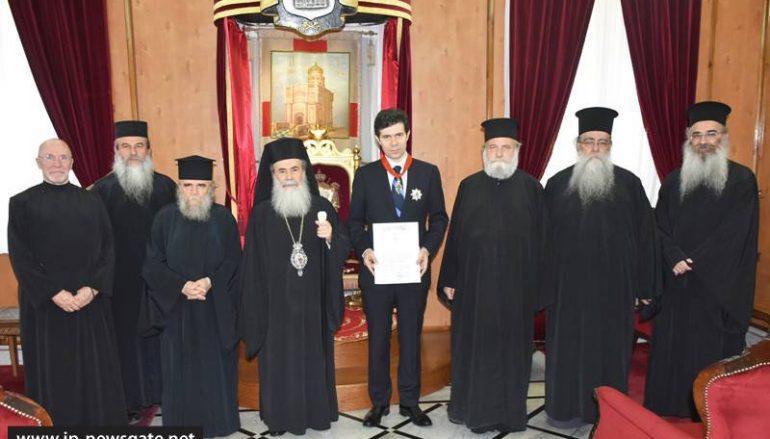 Ο Πατριάρχης Ιεροσολύμων παρασημοφόρησε το Γεν. Πρόξενο της Ελλάδος στα Ιεροσόλυμα (ΦΩΤΟ)