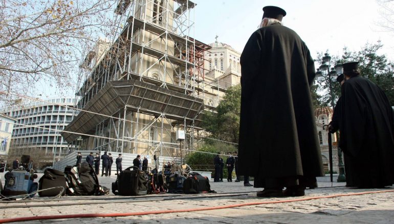 Ιερείς με μπαλωμένα ράσα λόγω οικονομικών δυσκολιών
