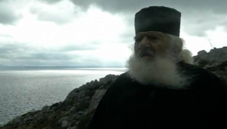 Κάλυμνος: Ιερομόναχος “φυλάει Θερμοπύλες” (ΒΙΝΤΕΟ)