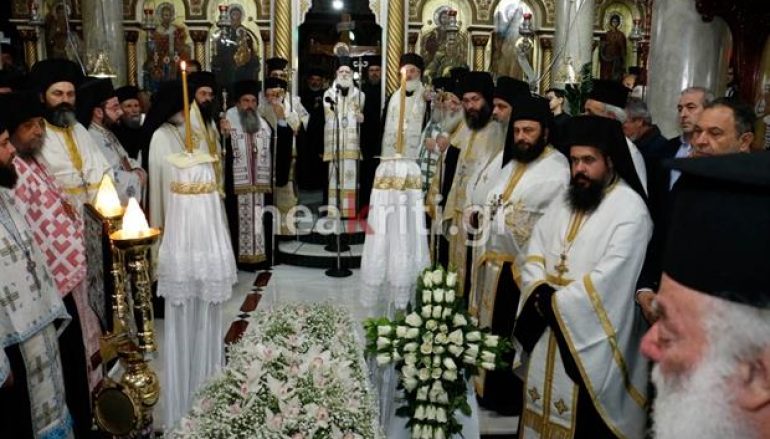 Συντετριμμένος ο Πατριάρχης Αλεξανδρείας στην κηδεία της μητέρας του (ΦΩΤΟ)