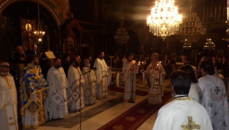 Νυχτερινή Θ. Λειτουργία για τα παιδιά των Πανελληνίων στην Κόρινθο (ΦΩΤΟ)
