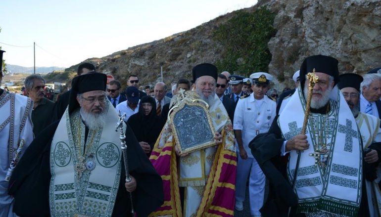 Λαοθάλασσα στη λιτανεία της Μεγαλόχαρης στην Τήνο (ΦΩΤΟ)