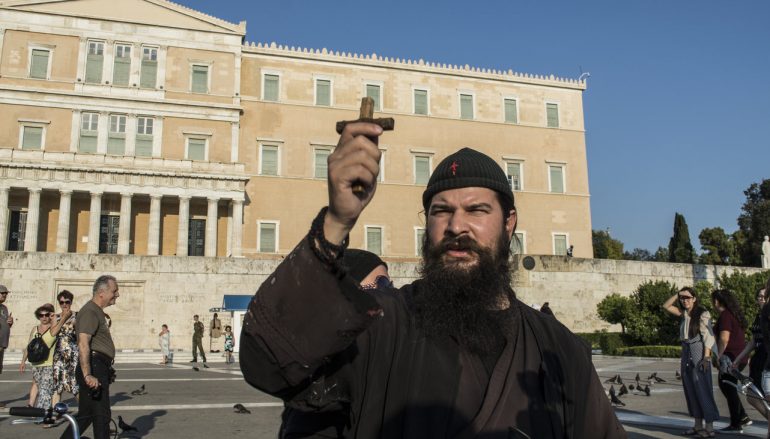 Προσαγωγή του π. Κλεομένη από αστυνομικούς στη Θεσσαλονίκη (ΒΙΝΤΕΟ)
