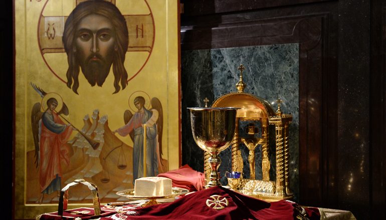 “Είδα να φουσκώνει το Άγιο Ποτήριο, να βγαίνουν σάρκες και αίμα μέσα από αυτό”