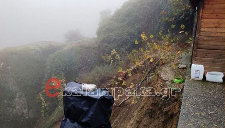 Κατέρρευσε πλαγιά στην Μονή Βαρλαάμ στα Μετέωρα