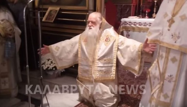 Γονατιστός ζήτησε συγγνώμη από τους πιστούς ο Καλαβρύτων Αμβρόσιος (ΦΩΤΟ)
