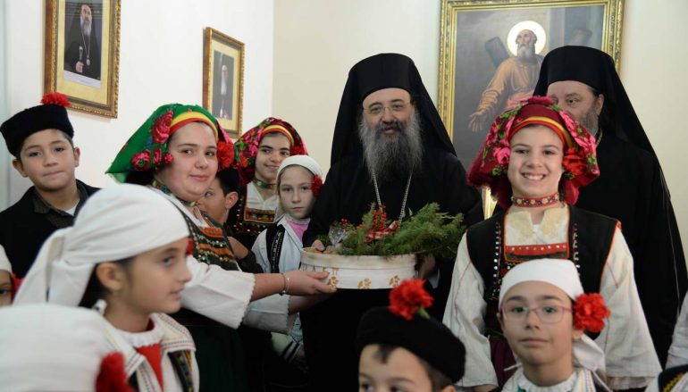 Τά κάλαντα τῶν Χριστουγέννων στόν Μητροπολίτη Πατρῶν (ΦΩΤΟ)