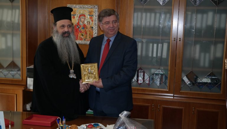 Ο Μητροπολίτης Σταγών στο Δημαρχείο της Καλαμπάκας (ΦΩΤΟ)