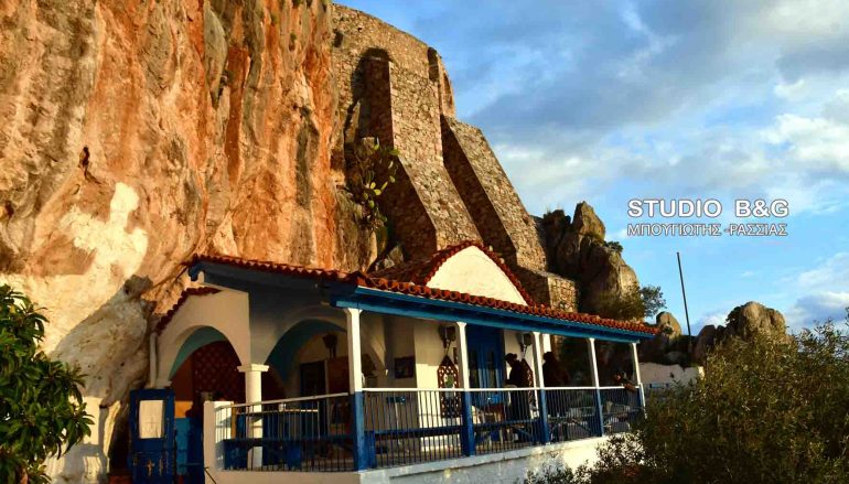 Ένα εκκλησάκι στην αγκαλιά του βράχου – Santa Maria della Grotta (ΦΩΤΟ)
