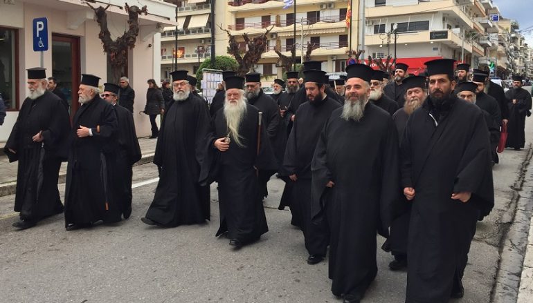 Μπροστάρης ο Μητροπολίτης Καλαβρύτων σε πορεία για τη Μακεδονία (ΒΙΝΤΕΟ)