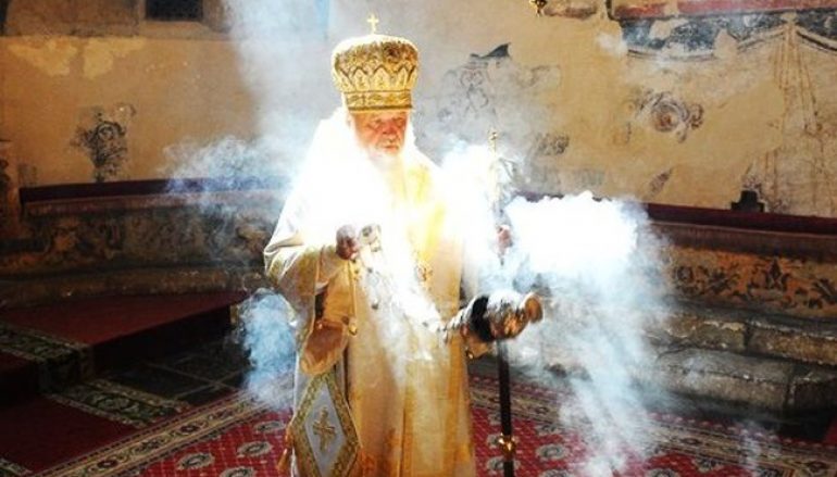 Τι συμβολίζει το Θυμίαμα; – Τι κάνουμε όταν μας θυμιάζει ο Ιερέας;