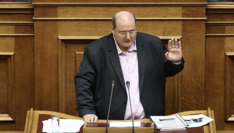 Φίλης: “Είναι δυνατόν το Σύνταγμα μας να έχει αναφορά στην Αγία Τριάδα;”
