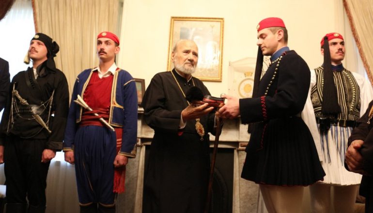 Στον Αρχιεπίσκοπο Αυστραλίας Εύζωνες της Προεδρικής Φρουράς (ΦΩΤΟ)