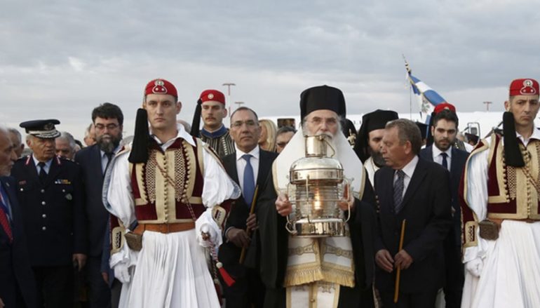 Με τιμές Αρχηγού Κράτους η Ελλάδα υποδέχθηκε το Άγιο Φως (ΒΙΝΤΕΟ)