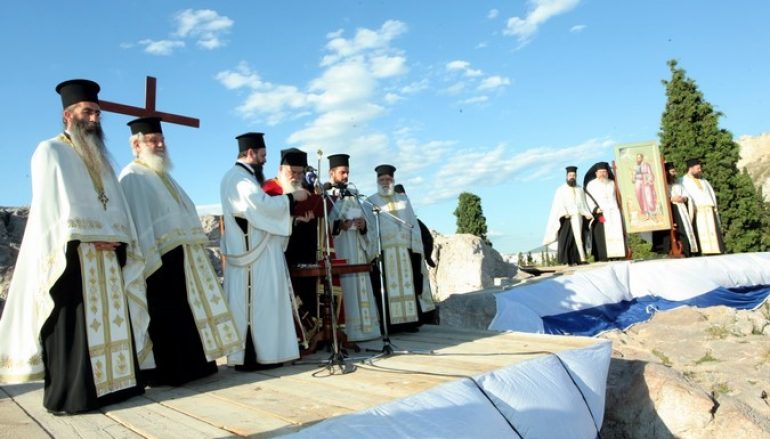 Εσπερινός στον Ιερό Βράχο του Αρείου Πάγου (ΦΩΤΟ)