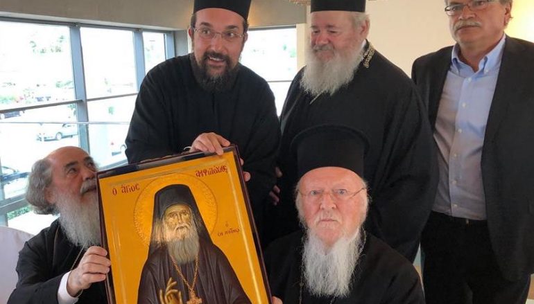 Εικόνα του Αγ. Αμφιλοχίου Μακρή δώρησε ο Μητροπολίτης Κυδωνίας στον Οικ. Πατριάρχη