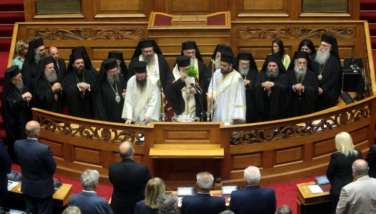 Αγιασμός από τον Αρχιεπίσκοπο στην Βουλή των Ελλήνων (ΦΩΤΟ)