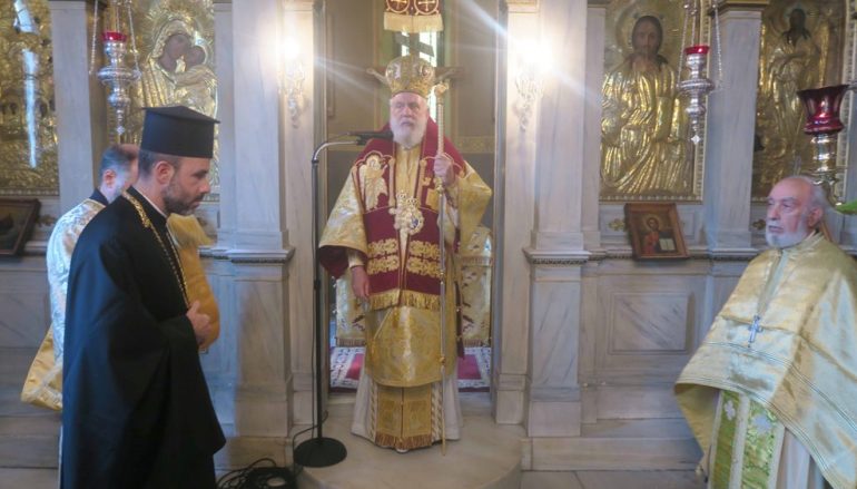 Ο Μητροπολίτης Σύρου στο Παρεκκλήσιο του Όσιου Πορφυρίου Πλάκας