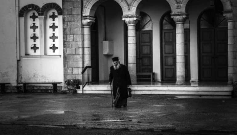 Τι σημαίνει Ευλογείτε που λέμε στον ιερέα;